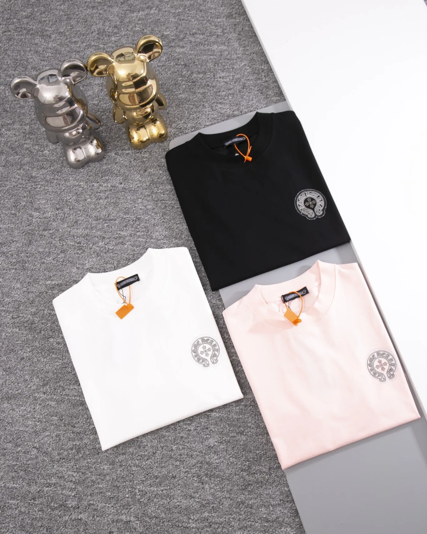 P190 💰 CHROME HEARTS hot-drilled short-sleeved T-shirt. High-end hot-drilled flower craftsmanship with front and rear logos. The fabric is comfortable and soft, with high-end washing. The ribs are custom-dyed in the same vat. Three standards are complete, the official website is synchronized, and the original mold is opened. The same style for men and women. It is also a practical item that is necessary for daily use. Color: Black White Pink Size: S M L XL